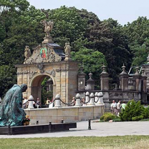 Pomnik Stefana Wyszyńskiego przed Klasztorem Jasnogórskim